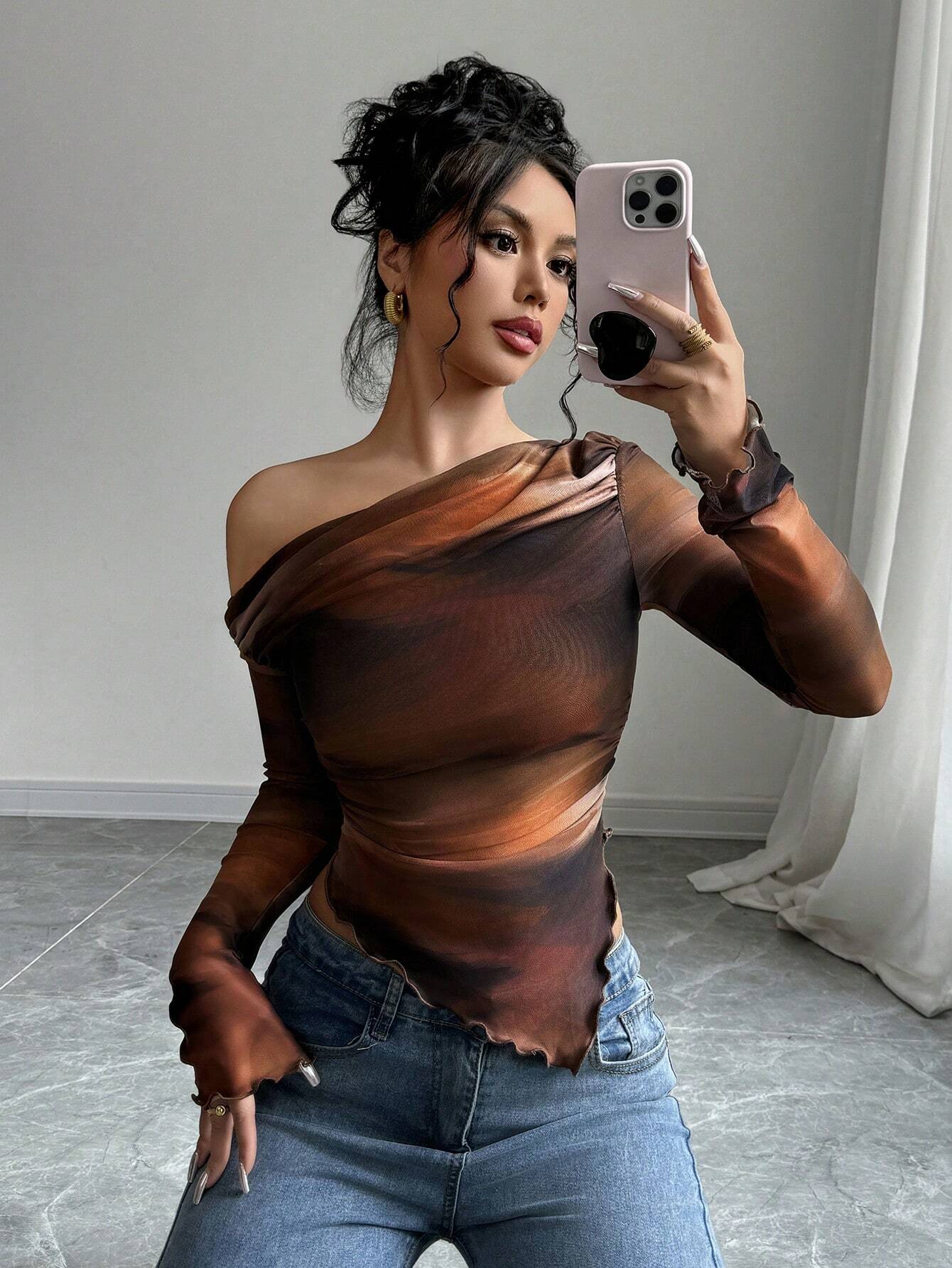 Camiseta de manga larga ajustada de mujer con cuello asimétrico